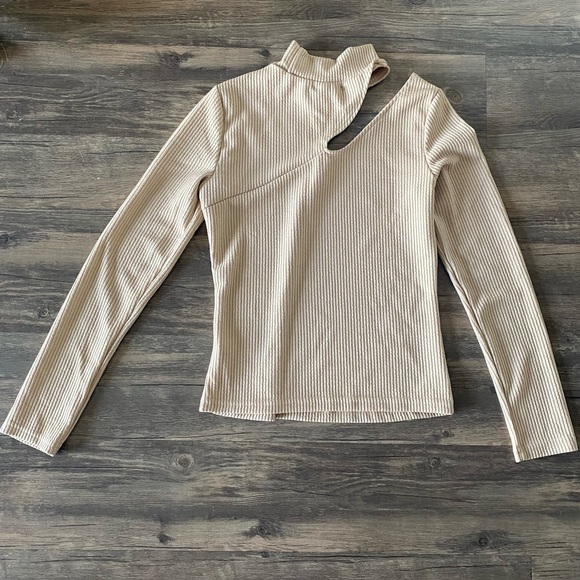 NWOT cut out turtle neck - Picture 4 of 4